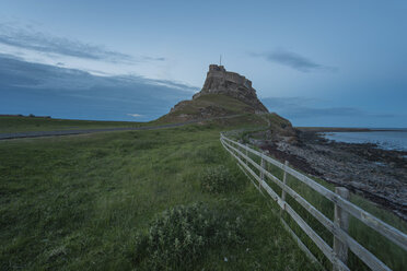 Großbritannien, England, Northumberland, Holy Island, Lindisfarne, Lindisfarne Castle, Blaue Stunde - PAF000133