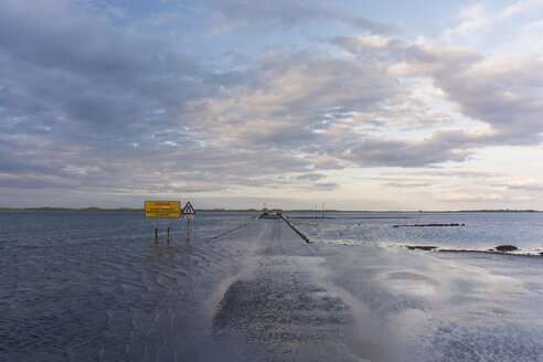 Großbritannien, England, Northumberland, Holy Island, Lindisfarne, Straße bei Flut - PA000141