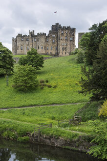 UK, Northumberland, Alnwick, view to Alnwick Castle - PA000128