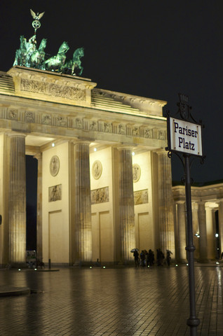 Deutschland, Berlin, Brandenburger Tor am Pariser Platz bei Nacht, lizenzfreies Stockfoto