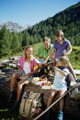 Österreich, Land Salzburg, Altenmarkt-Zauchensee, Familie mit zwei Kindern beim Picknick - HHF004726