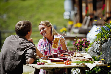 Austria, Salzburg State, Altenmarkt-Zauchensee, couple having an alpine picnic - HHF004730