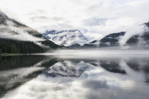 Kanada, Britisch-Kolumbien, Khutzeymateen Valley, Khutzeymateen Provincial Park, Fjord mit Nebel, lizenzfreies Stockfoto