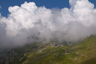 Deutschland, Bayern, Allgäuer Alpen, Bergstation Höfatsblick, hinter den Wolken Nebelhorn und Hindelang Klettersteig - WG000235