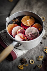 Casserole with mulled wine, slices of lemons and oranges and spices - SBDF000380