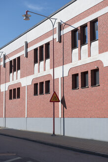Schweden, Ahus, Fassade einer Fabrik - VI000205