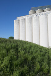 Schweden, Ahus, Blick auf Getreidesilos - VI000208