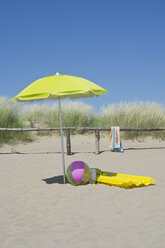 Italien, Sonnenschirm und Strandausrüstung an den Stranddünen an der Adria - ASF005255