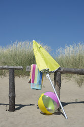 Italien, Sonnenschirm und Strandausrüstung an den Stranddünen an der Adria - ASF005259