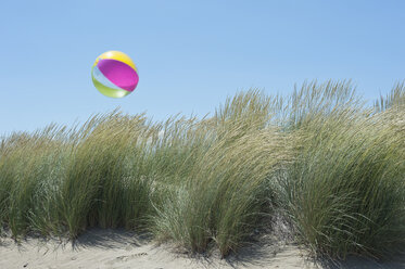 Italien, Stranddünen am Adriatischen Meer mit Strandball - ASF005258