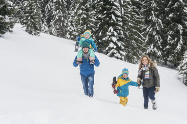 Austria, Salzburg Country, Altenmarkt-Zauchensee, Family walking in snow - HHF004669