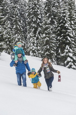Österreich, Salzburger Land, Altenmarkt-Zauchensee, Familienwanderung im Schnee, lizenzfreies Stockfoto