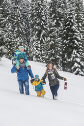 Österreich, Salzburger Land, Altenmarkt-Zauchensee, Familienwanderung im Schnee - HHF004670