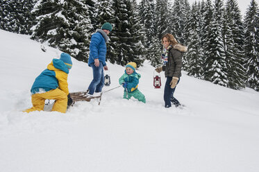 Österreich, Salzburger Land, Altenmarkt-Zauchensee, Familienspaziergang im Schnee, Schlitten ziehen - HHF004671