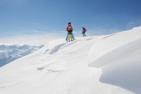 Austria, Salzburg Country, Altenmarkt-Zauchensee, Family skiing in mountains - HHF004645