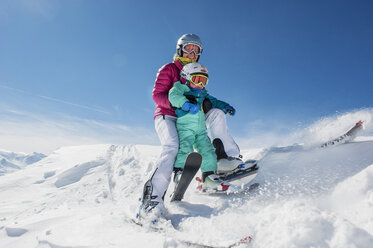 Austria, Salzburg Country, Altenmarkt-Zauchensee, Family skiing in mountains - HHF004651