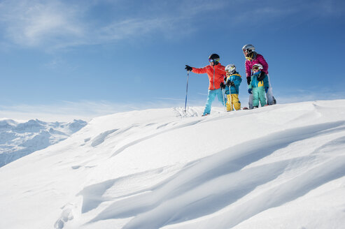 Austria, Salzburg Country, Altenmarkt-Zauchensee, Family skiing in mountains - HHF004650