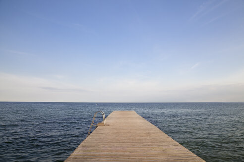 Deutschland, Schleswig-Holstein, Fehmarn, Badesteg vor dem Horizont - WIF000235