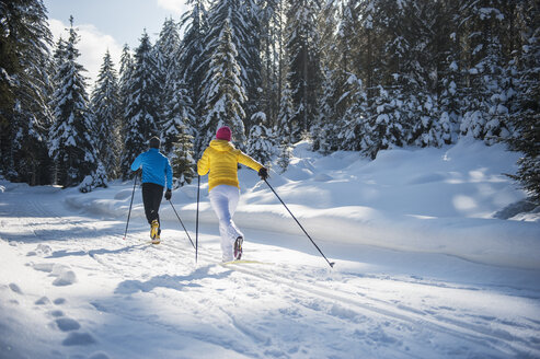 Österreich, Salzburger Land, Altenmarkt-Zauchensee, Junges Paar beim Skilanglauf - HHF004653