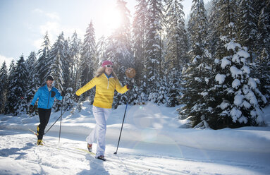 Austria, Salzburg Country, Altenmarkt-Zauchensee, Young couple cross-country skiing - HHF004654