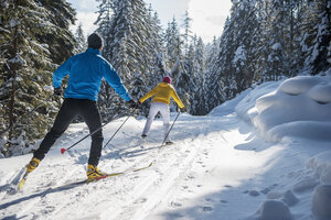 Österreich, Salzburger Land, Altenmarkt-Zauchensee, Junges Paar beim Skilanglauf - HHF004655