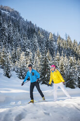 Österreich, Salzburger Land, Altenmarkt-Zauchensee, Junges Paar beim Skilanglauf - HHF004659