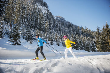 Austria, Salzburg Country, Altenmarkt-Zauchensee, Young couple cross-country skiing - HHF004657