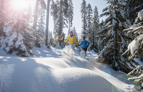 Österreich, Salzburger Land, Altenmarkt-Zauchensee, Junges Paar beim Skilanglauf, lizenzfreies Stockfoto