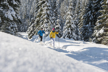 Österreich, Salzburger Land, Altenmarkt-Zauchensee, Junges Paar beim Skilanglauf - HHF004660