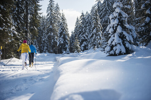 Österreich, Salzburger Land, Altenmarkt-Zauchensee, Junges Paar beim Skilanglauf - HHF004656