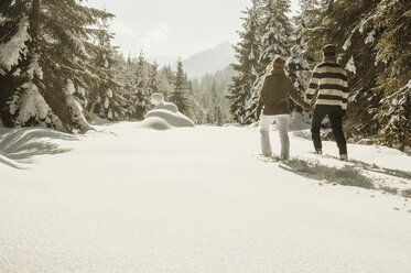 Österreich, Bundesland Salzburg, Altenmarkt-Zauchensee, Paar beim Schneeschuhwandern in Winterlandschaft - HHF004673