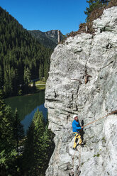 Österreich, Bundesland Salzburg, Altenmarkt-Zauchensee, Mann am Klettersteig - HHF004705