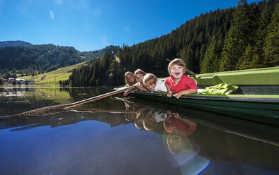 Österreich, Land Salzburg, Altenmarkt-Zauchensee, Frau und Kinder in einem Boot - HHF004686