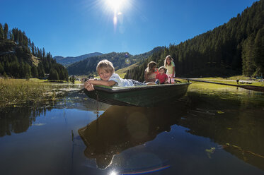 Österreich, Land Salzburg, Altenmarkt-Zauchensee, Frau und Kinder in einem Boot - HHF004684