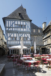 France, Bretagne, Dinan, Timber-framed houses and pavement restaurant - BI000199