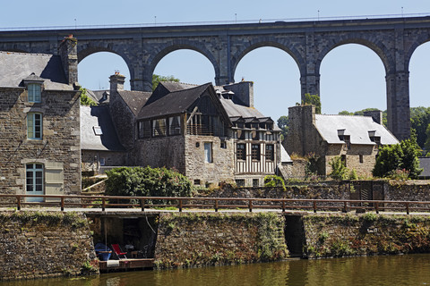 Frankreich, Bretagne, Dinan, Blick auf Viadukt, lizenzfreies Stockfoto