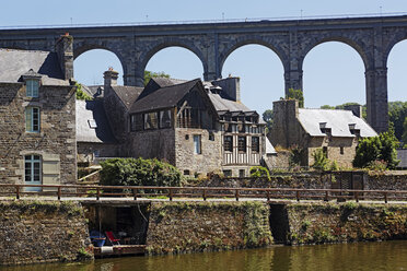 Frankreich, Bretagne, Dinan, Blick auf Viadukt - BI000200