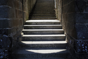 Frankreich, Bretagne, Dinan, Treppen in der alten Stadtmauer - BIF000202