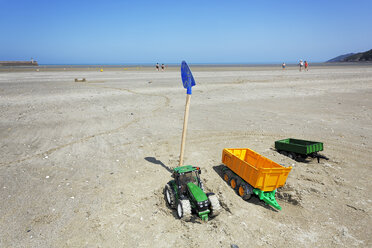 Frankreich, Bretagne, Spielzeug am Strand von Binic bei Ebbe - BI000207