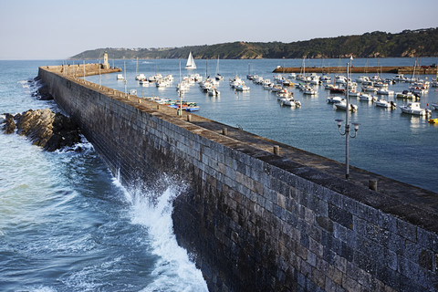 Frankreich, Bretagne, Jachthafen und Kaimauer von Bicnic, lizenzfreies Stockfoto