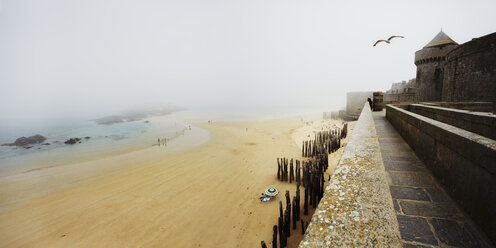 Frankreich, Bretagne, Saint-Malo, Strand und Festung im Nebel - BI000211