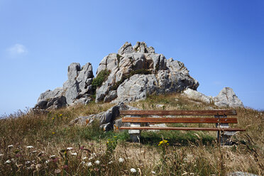 France, Bretagne, Plougrescant, Bench at hiking trail - BIF000235