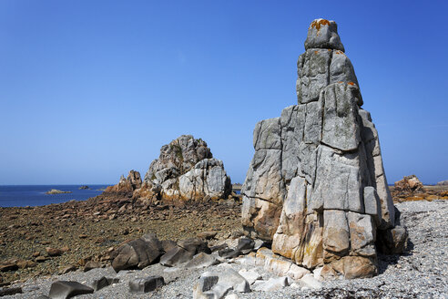 Frankreich, Bretagne, Plougrescant, Felsformationen an der Küste - BIF000236