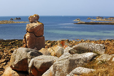 France, Bretagne, Plougrescant, Rock formations at the coast stock photo