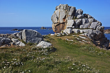 Frankreich, Bretagne, Plougrescant, Felsformationen an der Küste - BIF000241