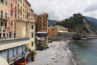 Italien, Ligurien, Camogli, Blick auf den Lido - AM001521