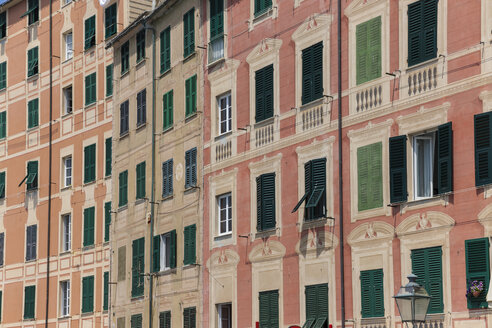 Italien, Ligurien, Camogli, Häuserfronten in der Altstadt - AMF001512