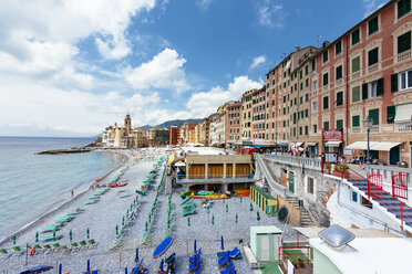 Italien, Ligurien, Camogli, Blick auf den Lido und die Kirche Santa Maria Assunta - AM001513