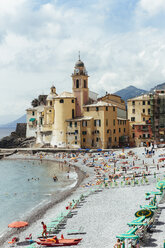 Italien, Ligurien, Camogli, Blick auf den Lido und die Kirche Santa Maria Assunta - AMF001514