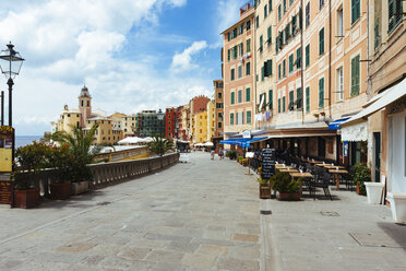 Italien, Ligurien, Camogli, Straßenrestaurants am Meer - AMF001515